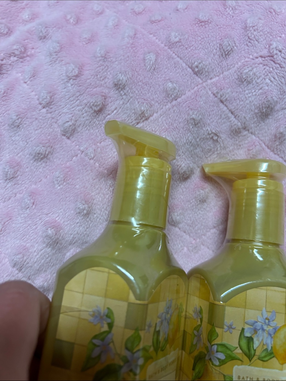 Bath & Body Works Iced Lemon Poundcake Hand Soap - Yellow - Picture 3 of 3
